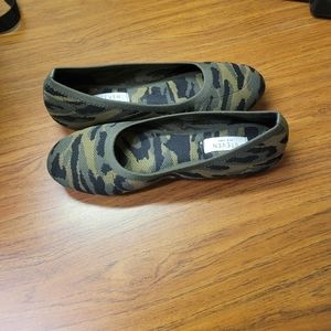 Brand new camo print knit flats.